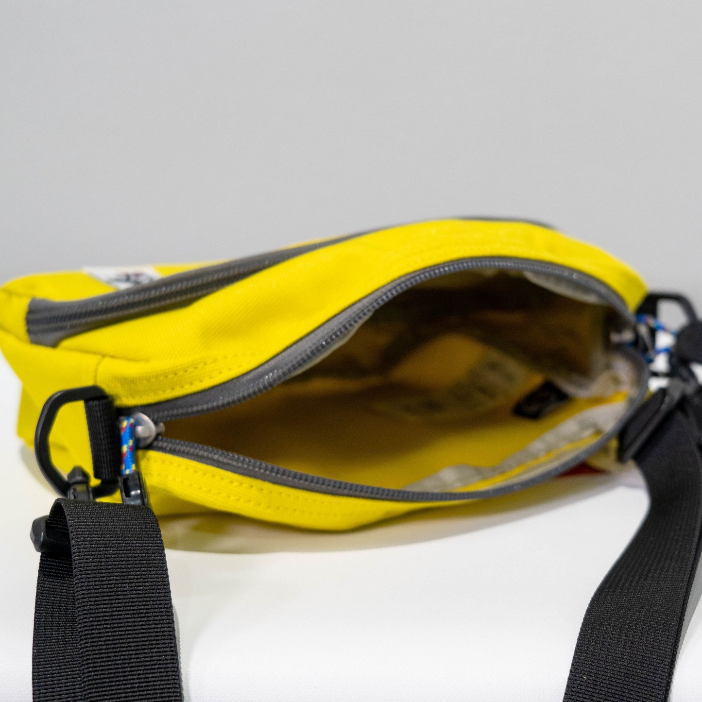【送料無料！】【国内正規品】CHUMS　リサイクルショルダーポーチ　CH60-3126　Recycle Shoulder Pouch 　Ｒed 　 Khaki 　Lime yellow 　 AbstranceNature 　Dino.Jr