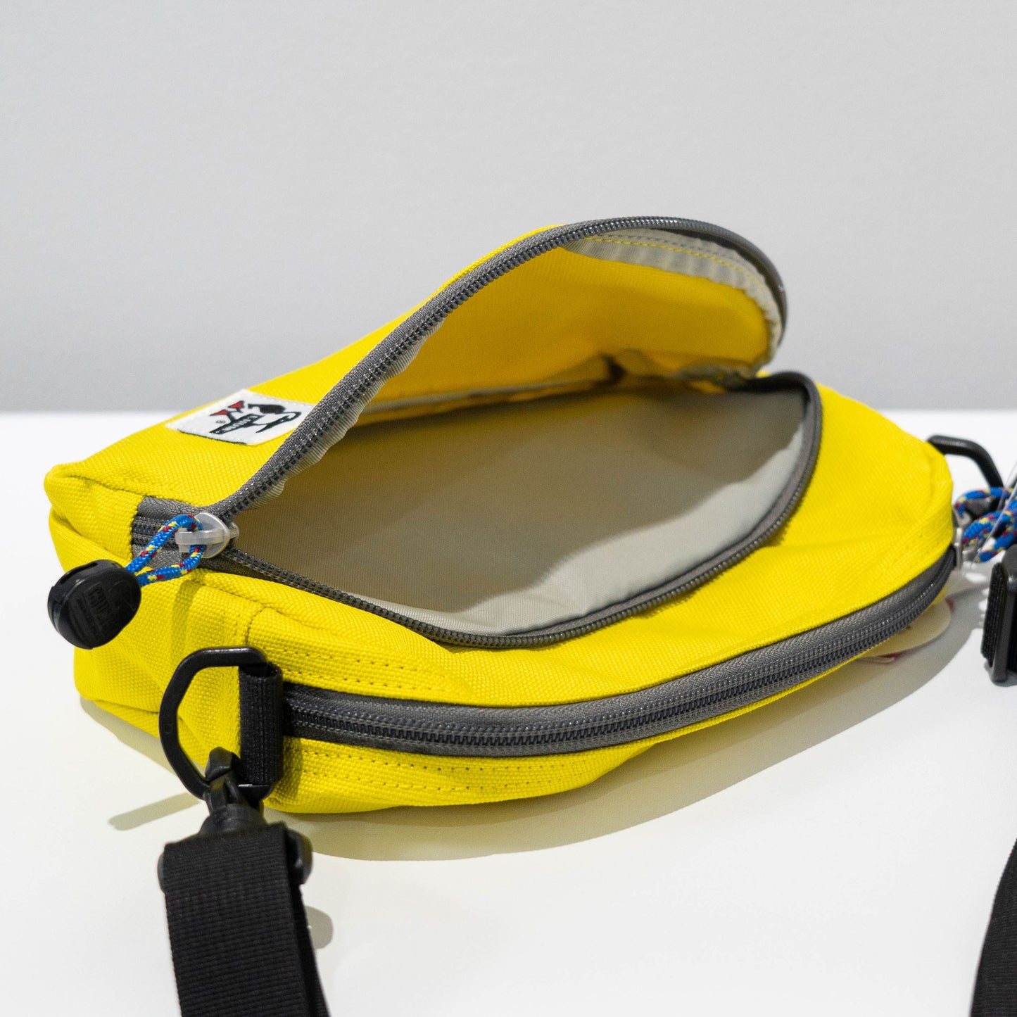 【送料無料！】【国内正規品】CHUMS　リサイクルショルダーポーチ　CH60-3126　Recycle Shoulder Pouch 　Ｒed 　 Khaki 　Lime yellow 　 AbstranceNature 　Dino.Jr